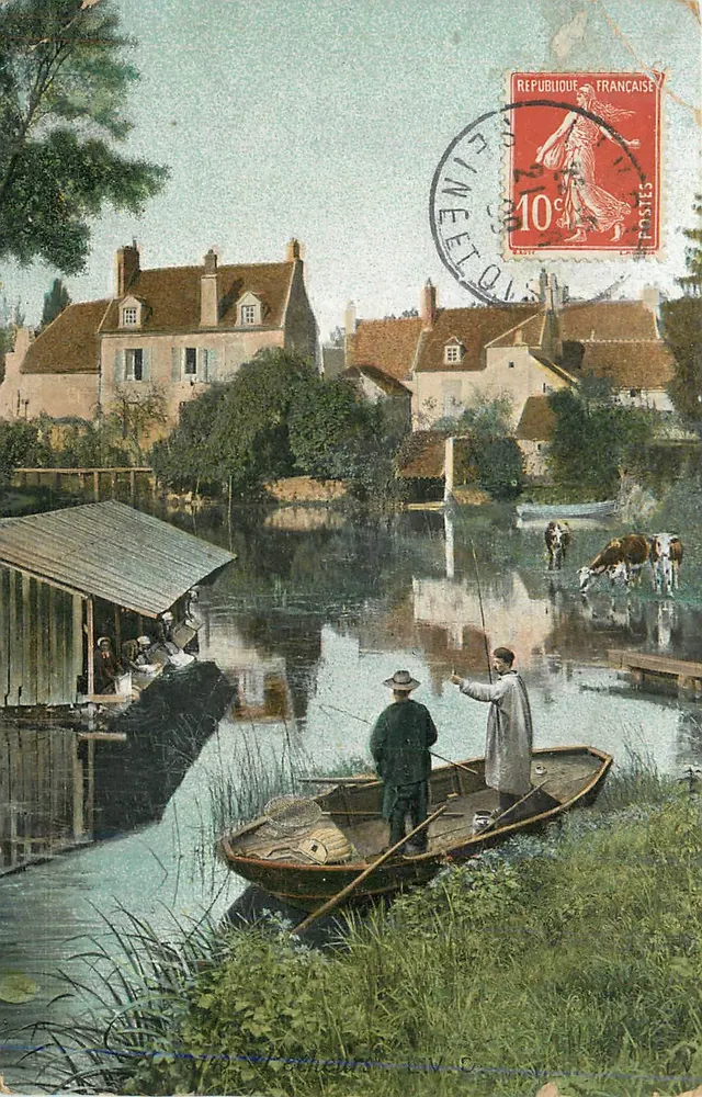 Paysage fluvial — deux hommes en barque sur un canal avec vaches et maisons en arrière-plan — éditeur non visible - Frente