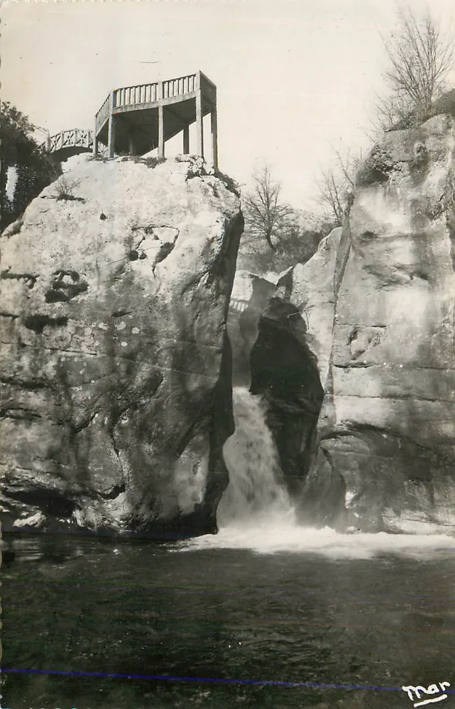 Arbresle Wasserfall — Ansicht der Brücke und des Balcons — Mar - Vorderseite