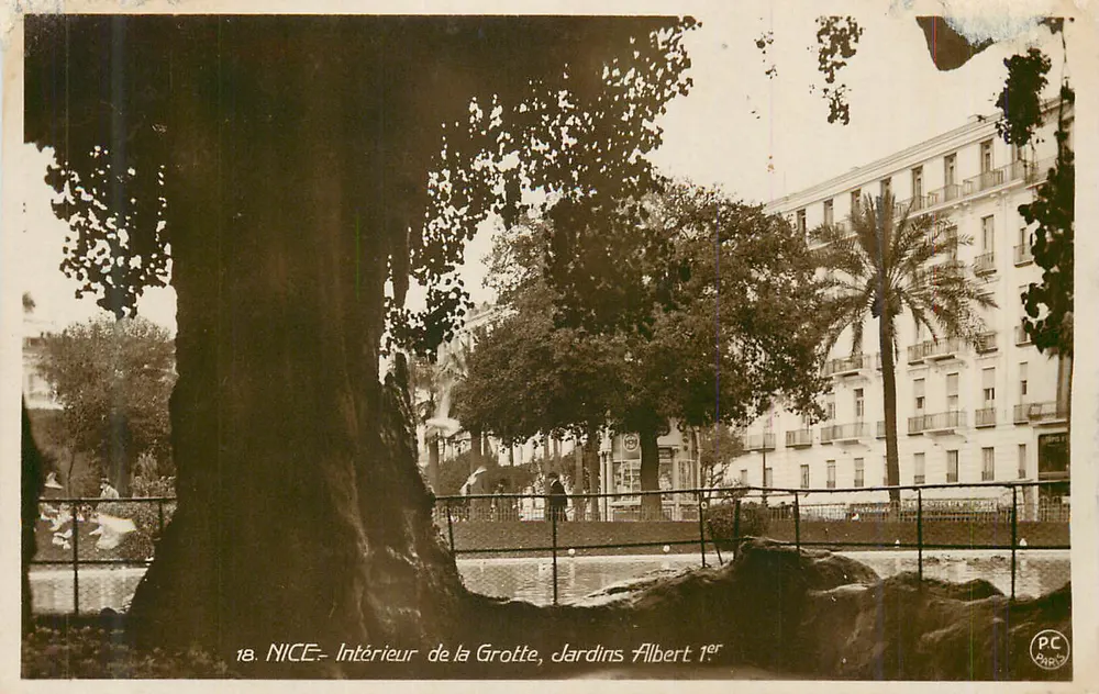 Nice - Interior da Gruta, Jardins Albert 1er — PC Paris - Frente