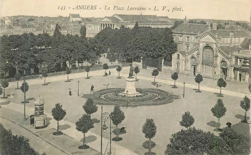 Angers - A Praça Lorraine — vista aérea — L. V., fot. - Frente