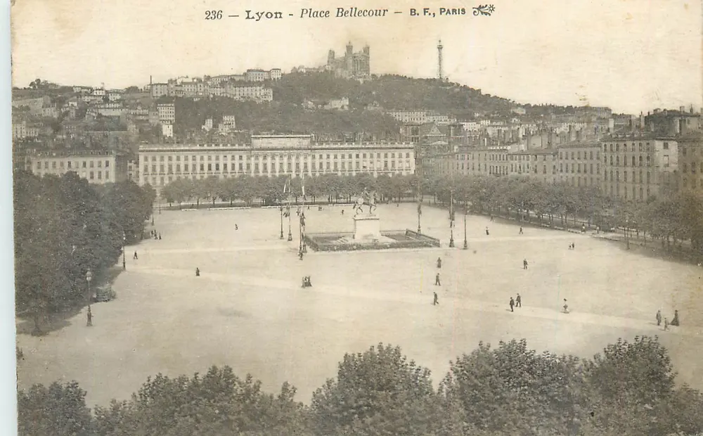Lyon - Place Bellecour — vista panorâmica com editor B.F., Paris, n° 236 - Frente