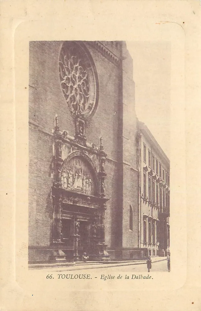 Toulouse - Igreja da Dalbade — vista da fachada com roseira e portão esculpido - Frente