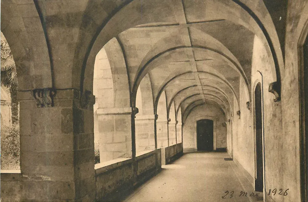 Gedeckter Bogenpassageway — Verlag und Seriennummer nicht lesbar - Vorderseite