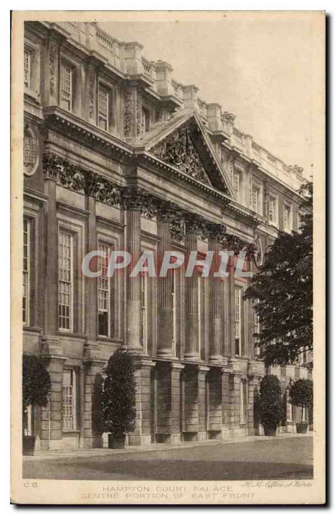 Hampton Court Palace — Mittlerer Teil der Ostfassade — M. M. Office & Works - Vorderseite