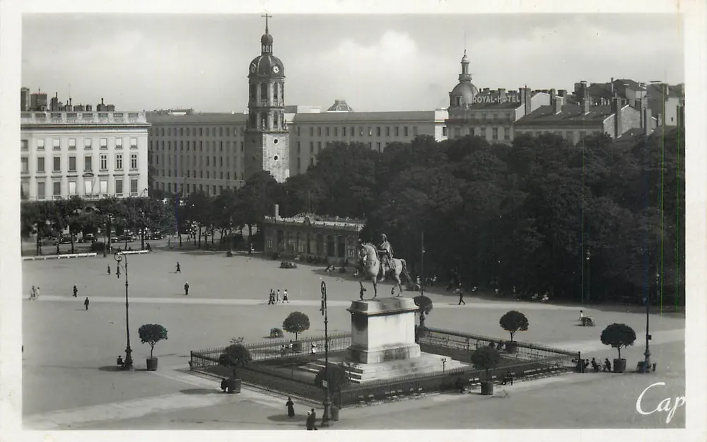 Place de la République — statua jeździecka — Cap - Awers