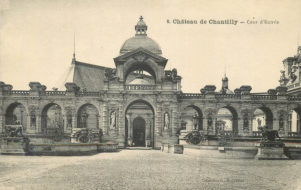 Castelo de Chantilly — Cour d'Entrée — Coleção G. Marchand - Frente