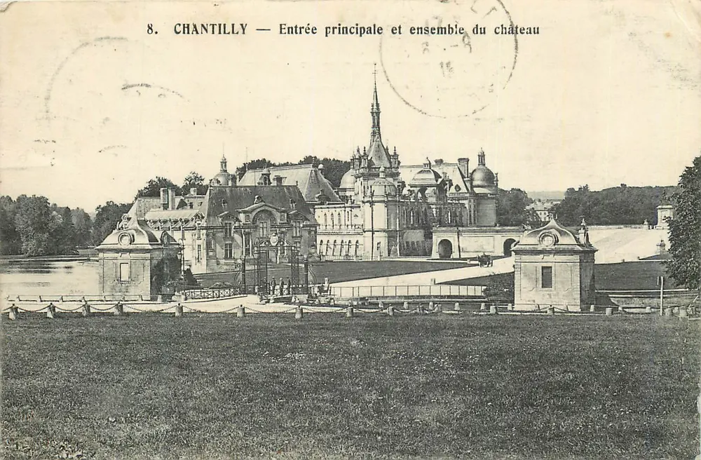Chantilly — Entrata principale e insieme del castello — Editore non visibile - Recto