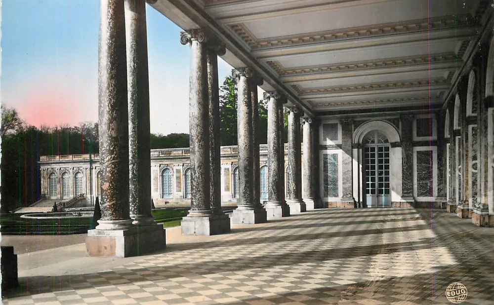 Pavillon de la Fontaine — Vista do portal com colunas — Édug - Frente