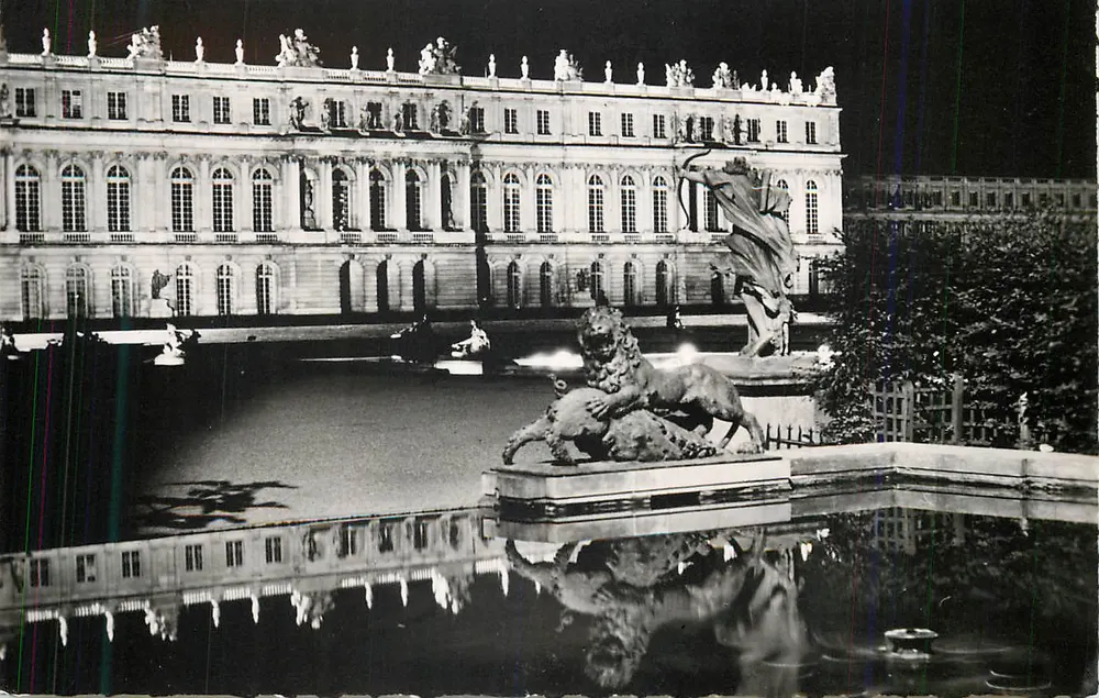 Schloss Versailles — Nachtsicht des Bassins mit der Statue des Löwen — Verlag nicht sichtbar - Vorderseite