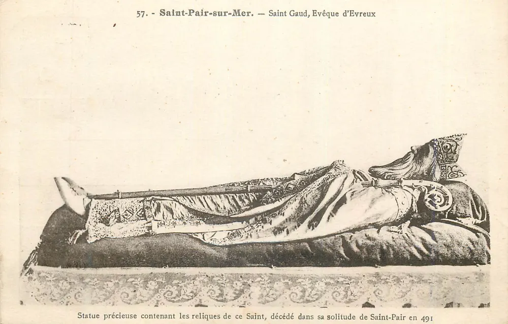 सेंट-पेयर-सर-मर — सेंट गॉड, एव्रेक्स के एपिस्कोपल — अपने शरीर के अवशेषों के साथ एक प्रतिमा - आगे