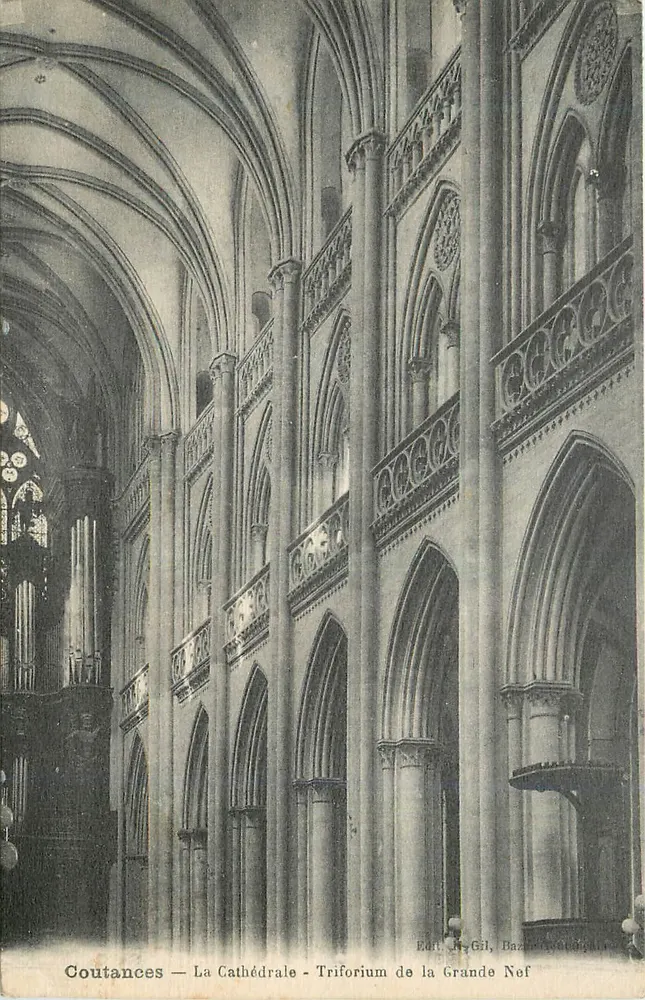 Coutances — Die Kathedrale — Triforium der Großen Nave - Vorderseite