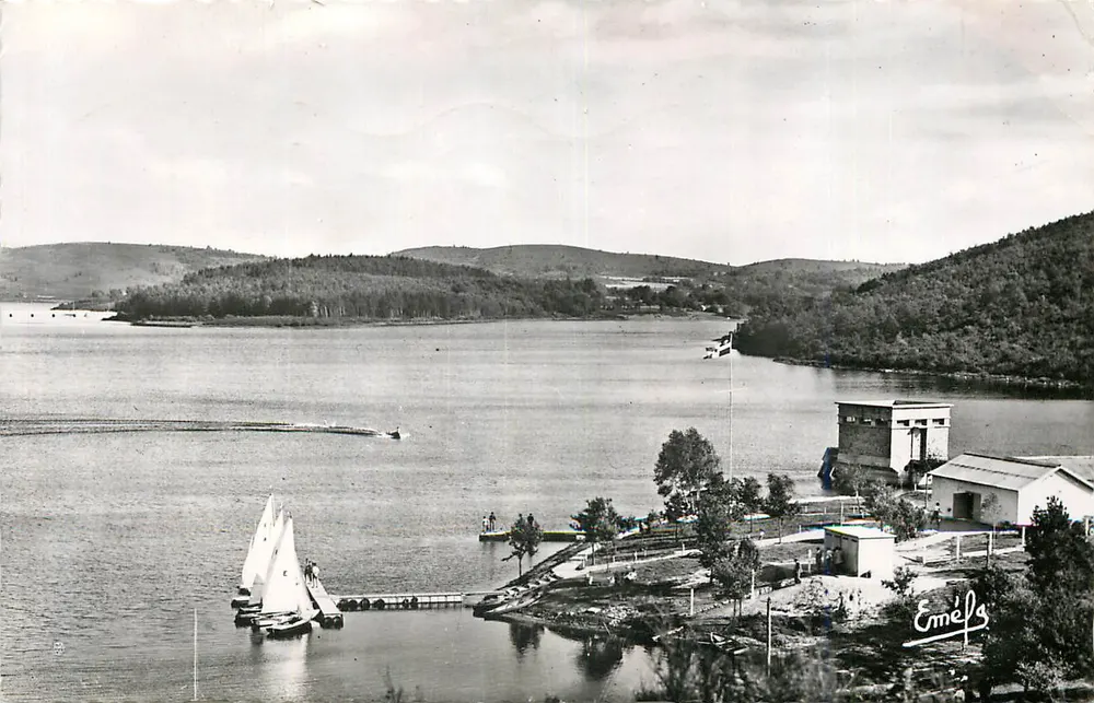 Émélé — See mit Segelbooten und Schleuse — Émélé - Vorderseite