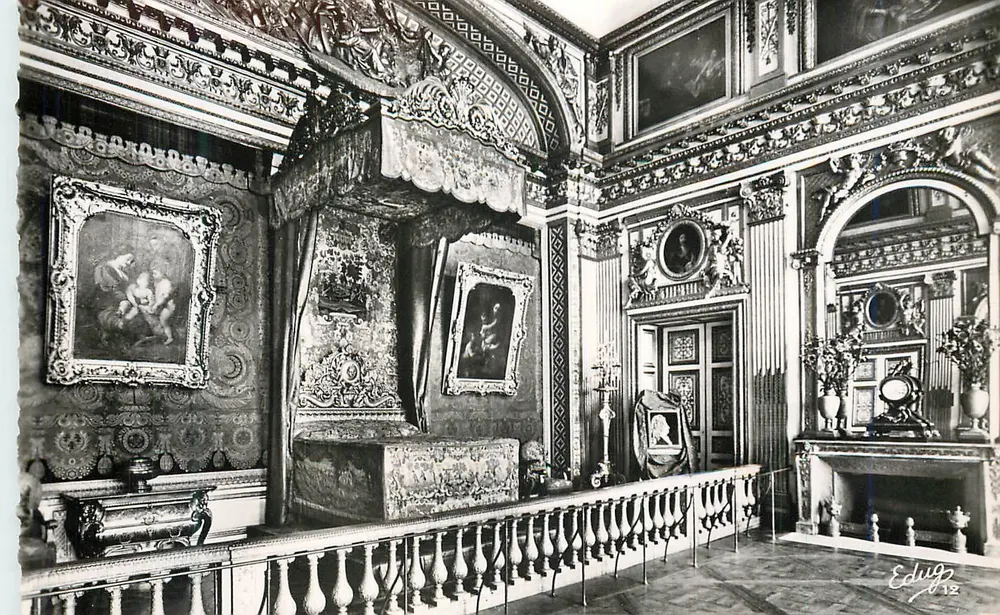 Interior de um salão ricamente decorado — Édouard 12 - Frente