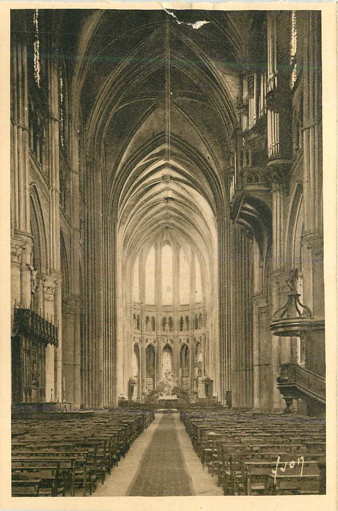 Intérieur de la cathédrale — vue de la nef — J. Joït, n°17 - Recto