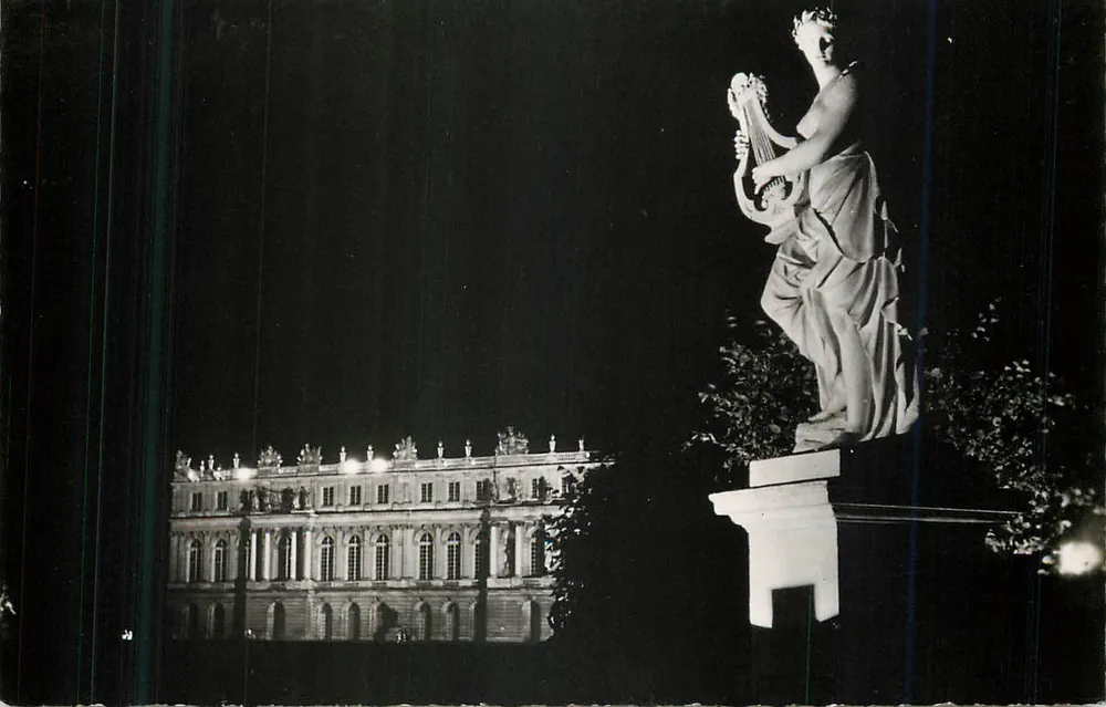 Castillo de Versalles — vista nocturna con estatua de la Música — Tarjeta postal antigua - Anverso