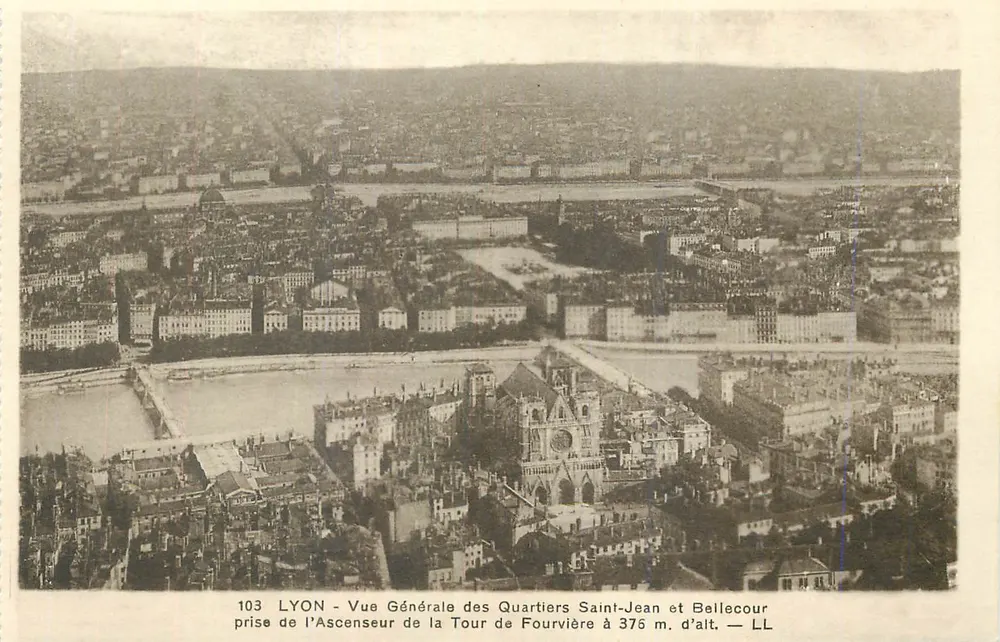LYON - Allgemeiner Blick auf die Viertel Saint-Jean und Bellecour — Aufnahme vom Aufzug der Fourvière-Turm bei 376 m. Höhe — LL - Vorderseite