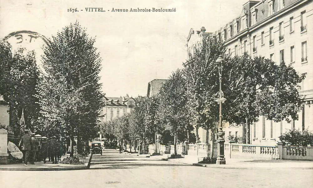VITTEL - Avenue Ambroise-Bouloumié — Überblick mit Bäumen und Gebäuden - Vorderseite