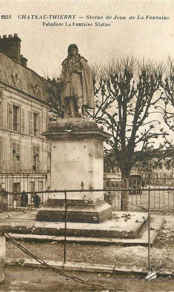 Château-Thierry — Statue des Jean de La Fontaine, Fabeln - Vorderseite