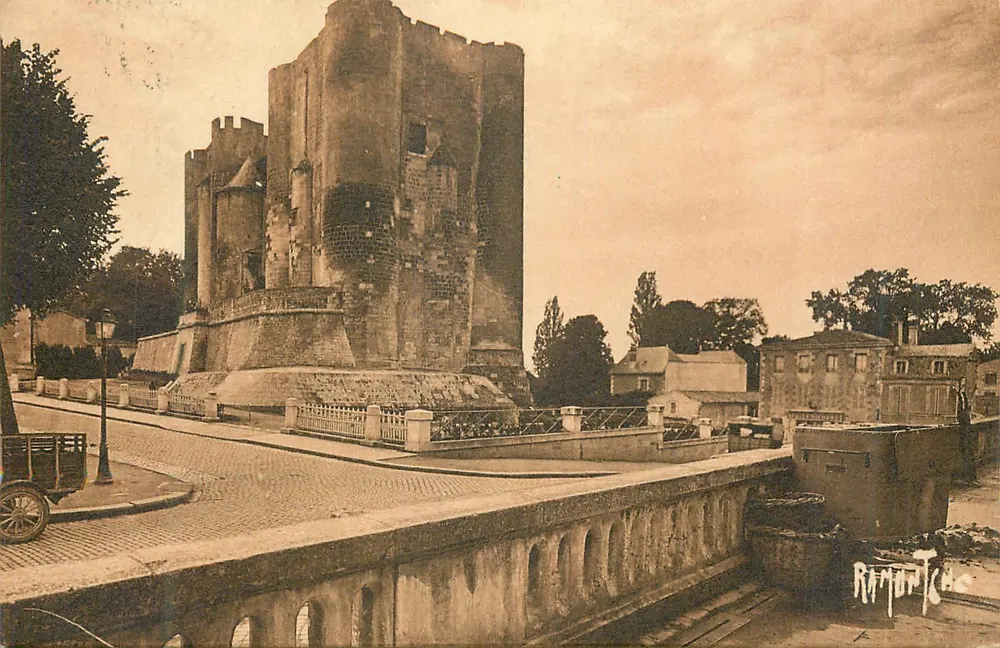Torre do Castelo de Tours — vista do ponte — Rimontcho - Frente