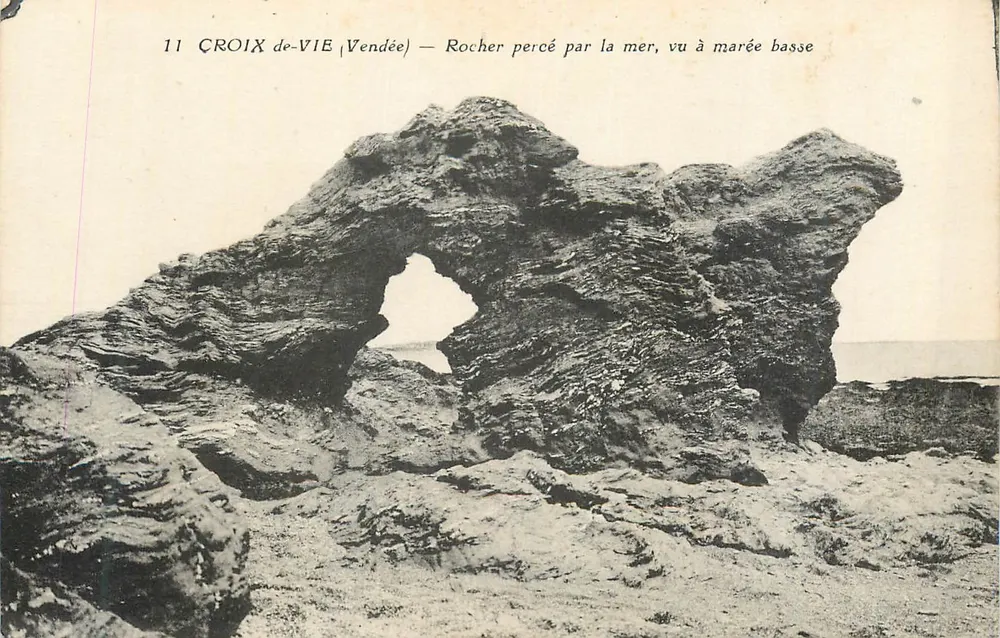 Croix-de-Vie (Vendée) — Rocher percé par la mer, vu à marée basse - Vorderseite