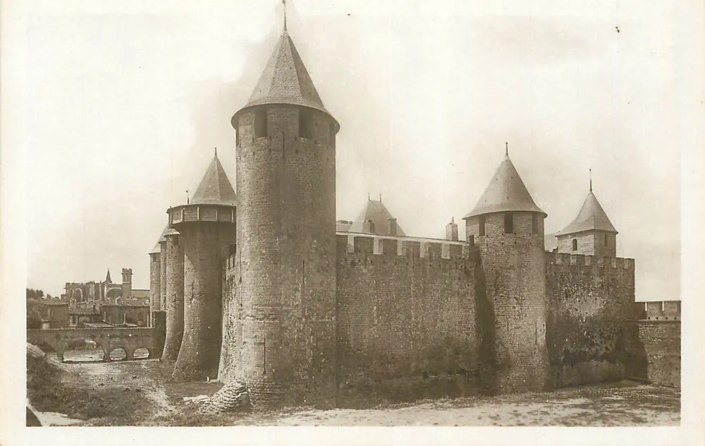 Zamkowe murawiska w Carcassonne — ogólny widok — wydawca nieznany - Awers