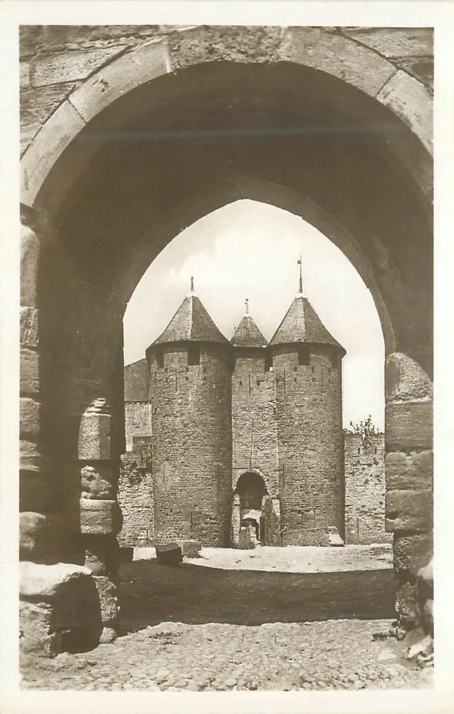 Porta de Carcassonne — vista através de um arco da porta — editor não visível - Frente