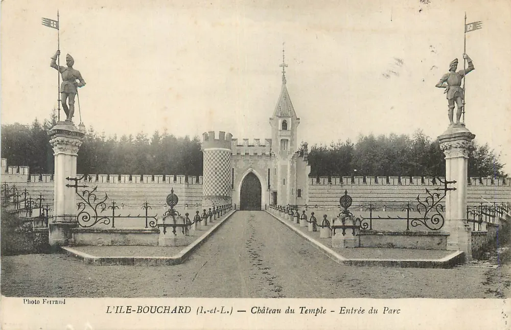 L'ÎLE-BOUCHARD (Loir-et-Cher) — Schloss Temple — Eingang zum Park - Vorderseite