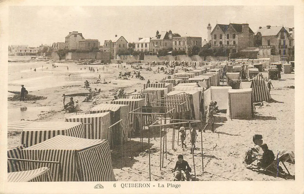 Quiberon - A Praia — vista da praia com cabines listradas e banhistas — editor desconhecido, n° 6 - Frente