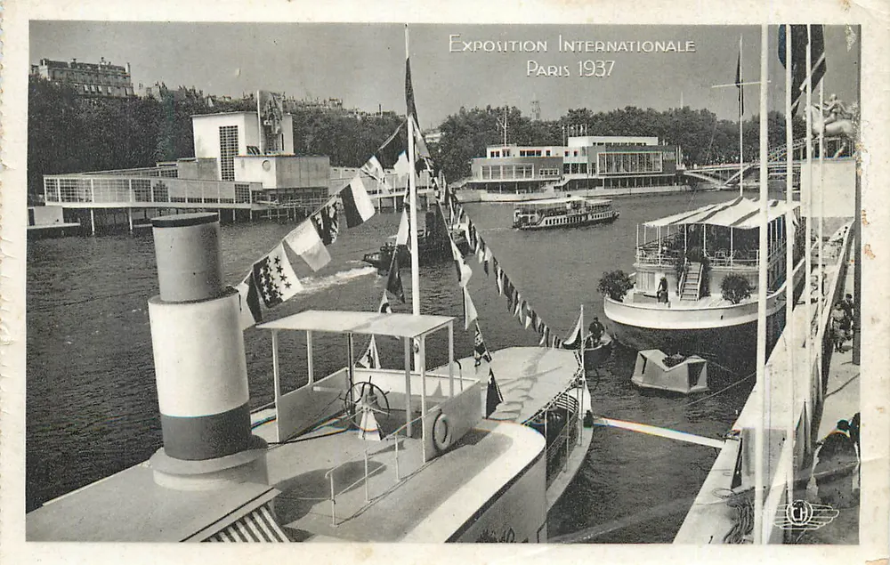 Internationale Ausstellung Paris 1937 — Ansicht des Flussufer mit Booten und Fahnen - Vorderseite