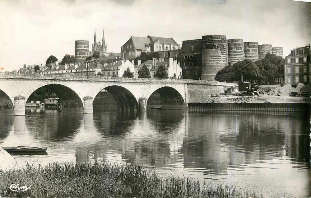 Schloss Caen — Ansicht des Brückenteils über die Seine — Verlag Crint - Vorderseite