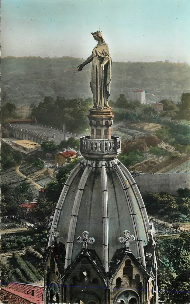 Statue der Notre-Dame — religiöses Gebäude mit Statue — Verlag nicht lesbar - Vorderseite