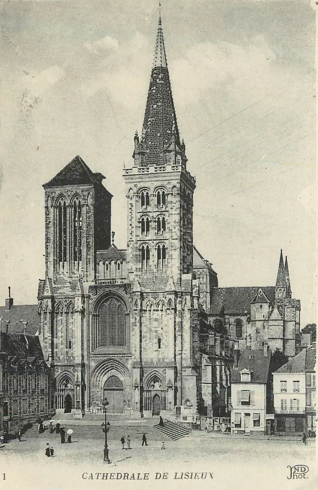 Catedral de Lisieux — vista da fachada e da torre sineira — JND Phot. - Frente