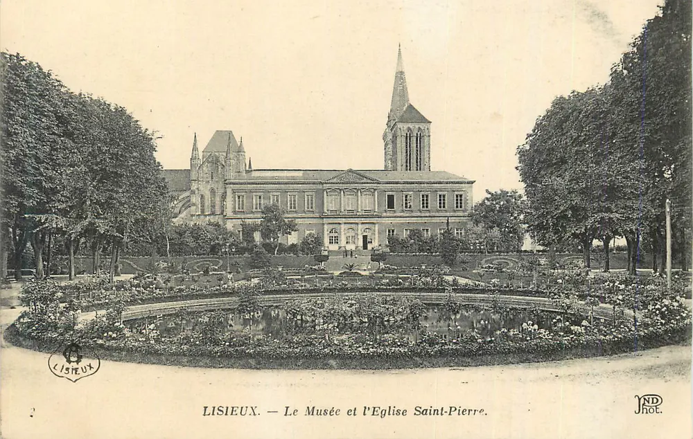 Lisieux — Das Museum und die Kirche Saint-Pierre — Listeux Phot. - Vorderseite