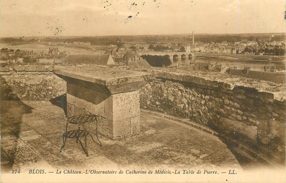 Blois — Das Schloss — Das Observatorium von Catherine de Médicis — Die Steinplatte — LL. - Vorderseite