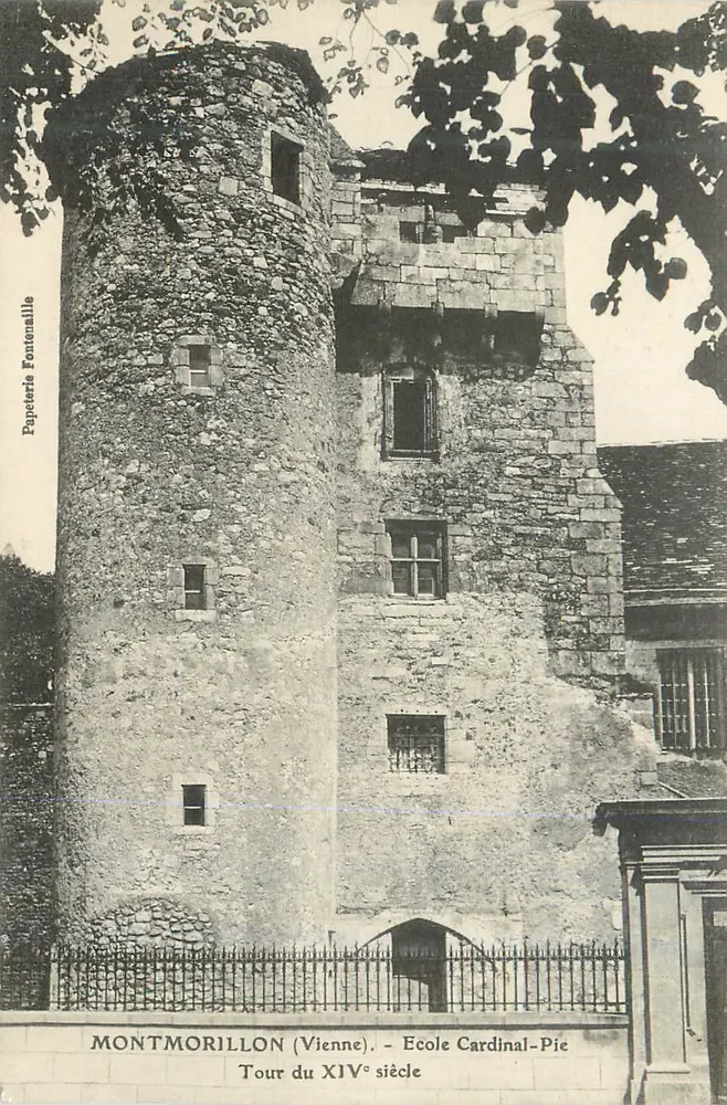 Montmorillon (Vienne) — Turm des 14. Jahrhunderts — Schule Cardinal-Pie - Vorderseite