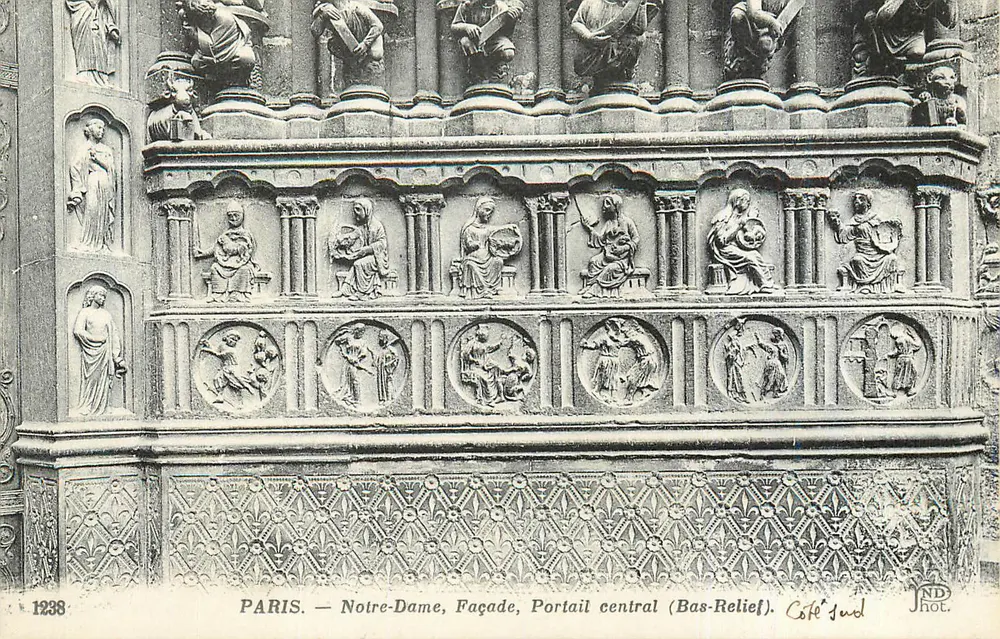 PARIS — Notre-Dame, Fassade, Zentralportal (Basreliefs) — Café Jud - Vorderseite