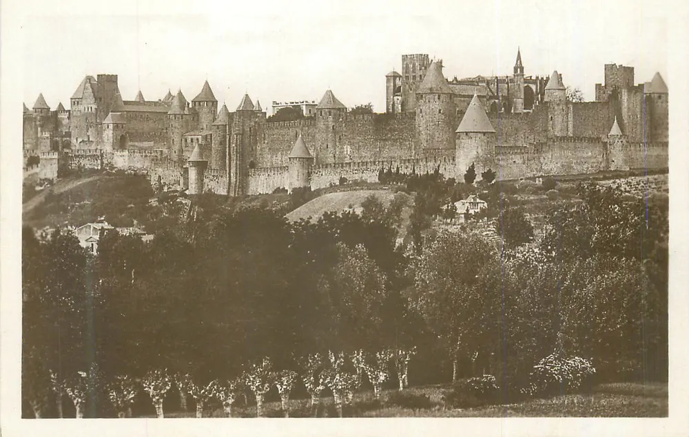 O castelo de Carcassonne — vista panorâmica — editor não identificado - Frente