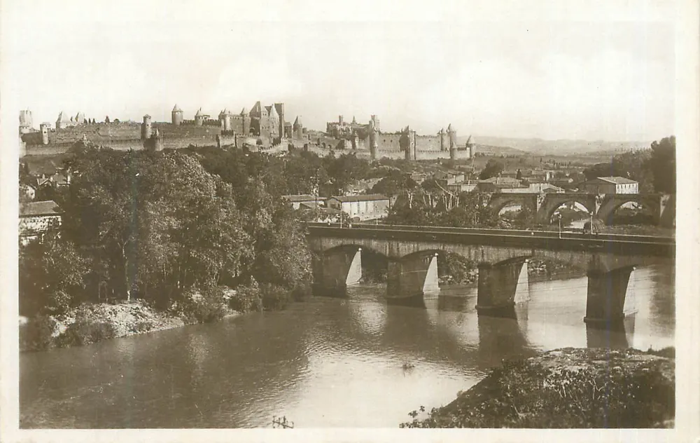 Castelnaud-la-Chapelle — vista do castelo e do ponte sobre a Dordogne — editor não visível - Frente