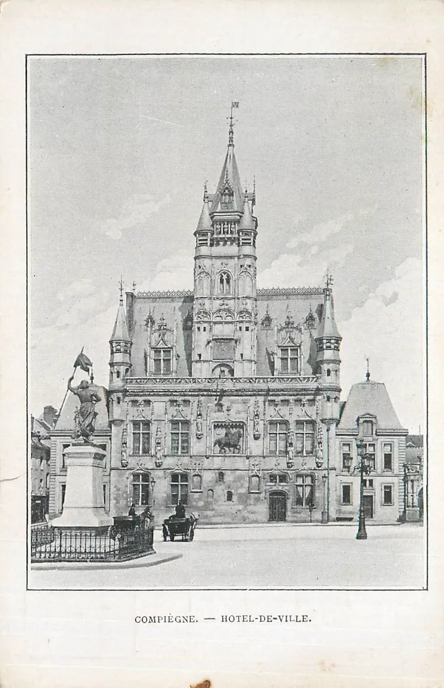 Compiègne — Hotel-de-Ville — vista do edifício com estátua e carruagem - Frente