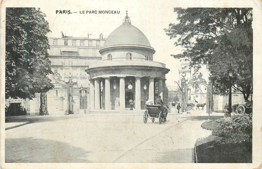 Paris — Le Parc Monceau — entrée avec kiosque à colonnes et portail orné - Frente