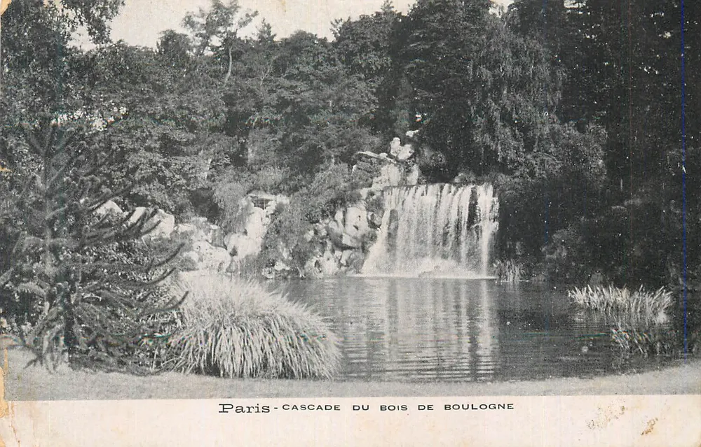 Paris — Cascata do Bois de Boulogne — vista da cascata com rochedos e água - Frente