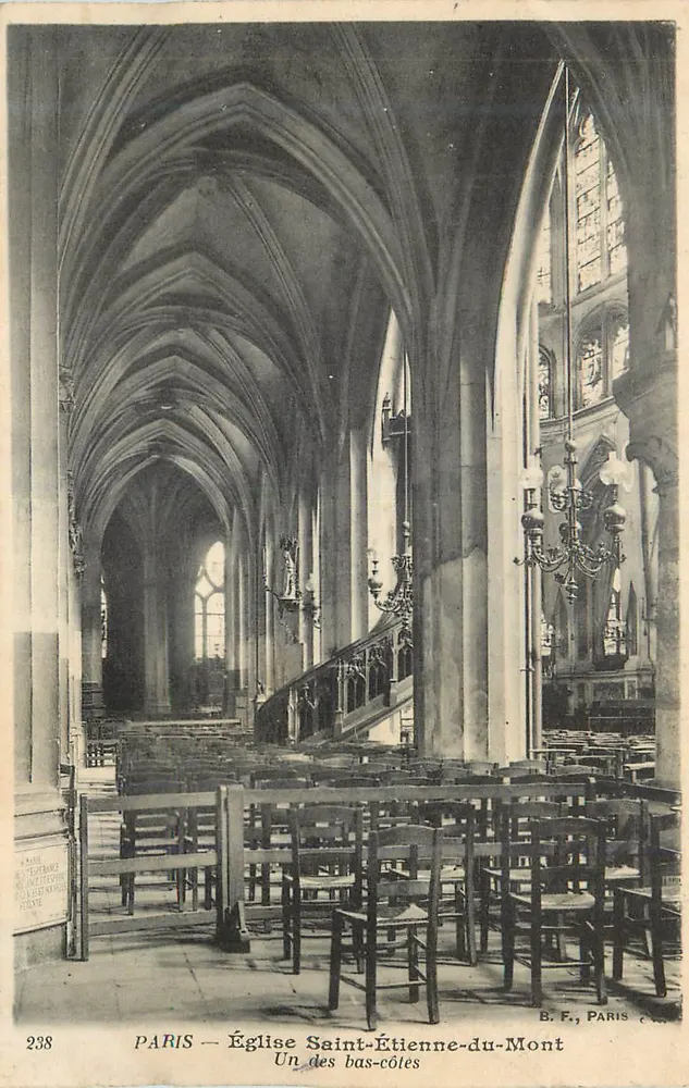PARIS — Kirche Saint-Étienne-du-Mont — Einer der Seitenpfeiler - Vorderseite