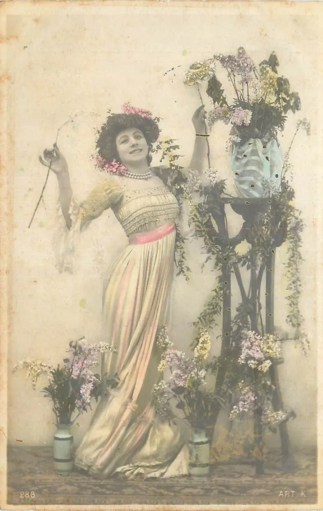Mulher em vestido de festa entre flores — ART-K n° 288 - Frente