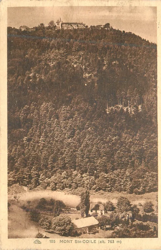 Monte Ste-Odile — vista panorâmica com edifício no topo — n° 105 - Frente