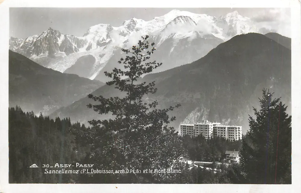 Sancellemoz (P.L. Dubuisson, arch. D.P.L.G.) und Mont-Blanc — Panoramablick mit Gebäude und schneebedeckten Bergen - Vorderseite