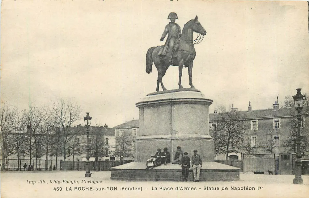 LA ROCHE-sur-YON (Vendée) — Place d'Armes — Statue von Napoleon I - Vorderseite