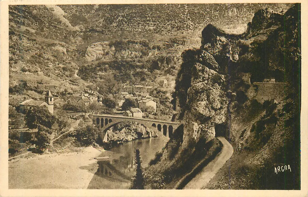 Argens — Pont de pedra sobre o curso d'água — ARGRA - Frente
