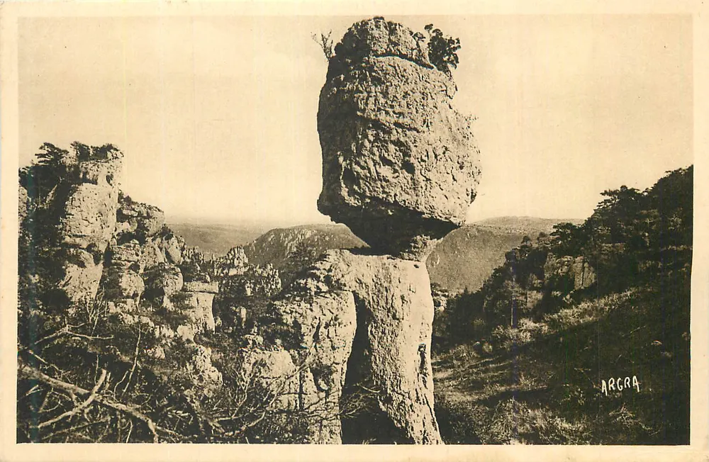 Formações rochosas — Rocha equilibrada — ARGRA - Frente