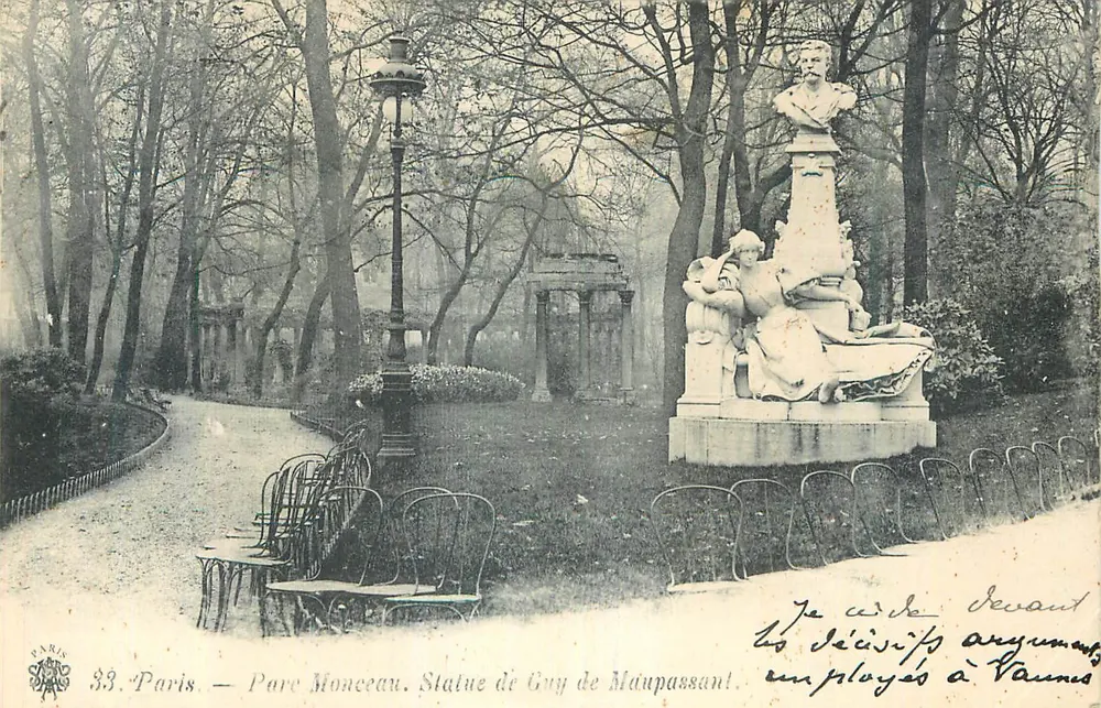 Paris — Parc Monceau. Estátua de Guy de Maupassant. - Frente