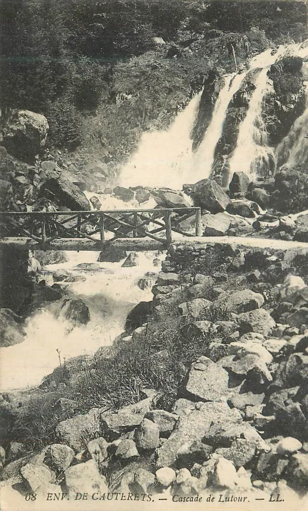 Ambiente de Cautlrets — Cachoeira de Lutour — LL. - Frente